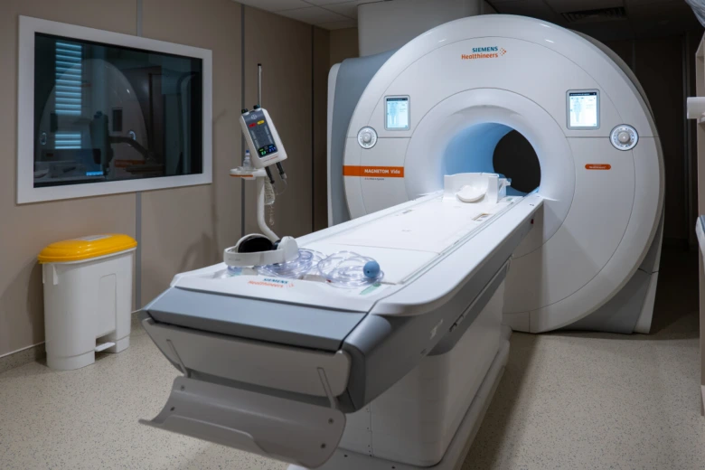 Moderní magnetická rezonance v nemocničním vyšetřovacím pokoji.