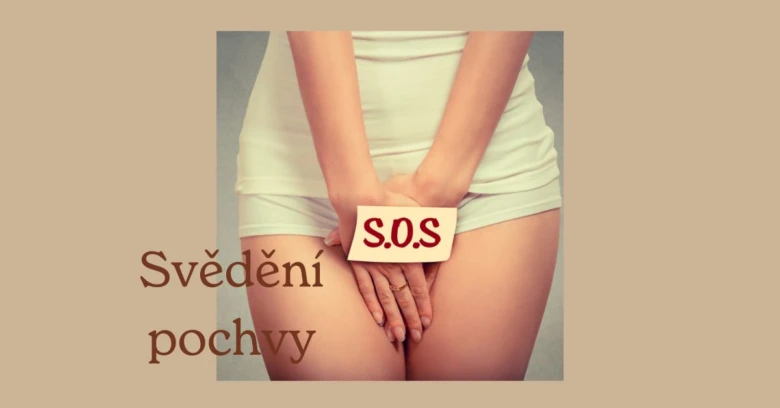 Žena drží tabulku SOS u intimní oblasti kvůli svědění pochvy.