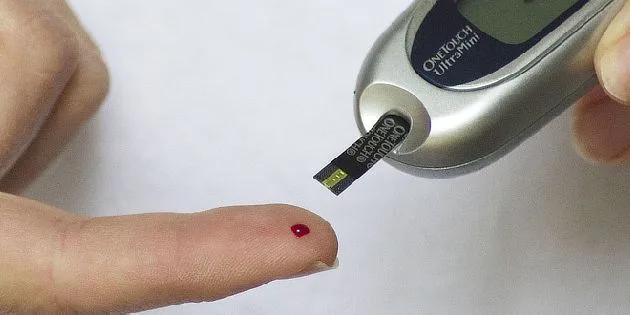 Měření hladiny cukru v krvi pomocí glukometru pro diabetiky.