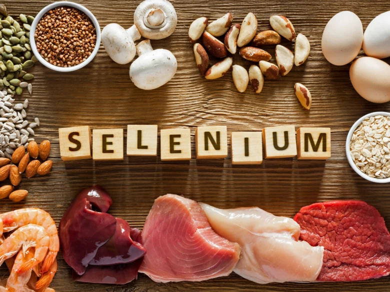 Různé potraviny bohaté na selen uspořádané kolem slova Selenium.