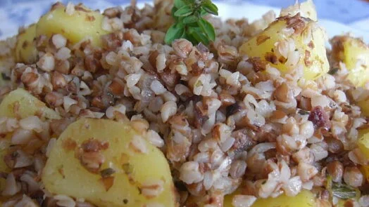 Pohanka s bramborami na talíři jako zdravé jídlo.