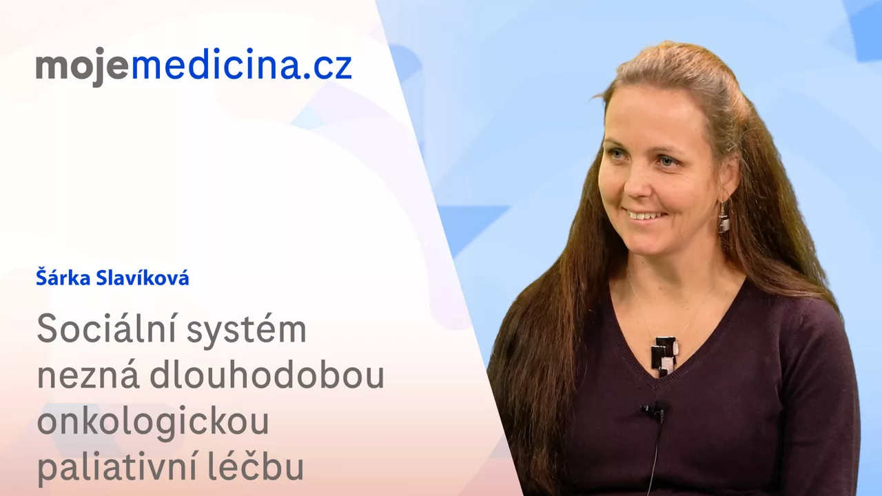 Žena mluví o paliativní péči v rakovinném systému.