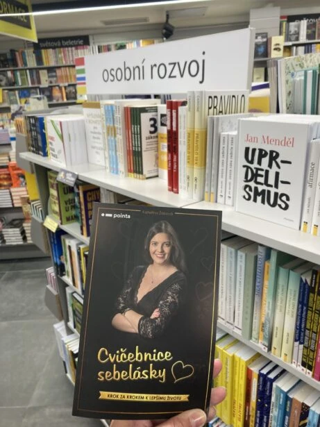 Kniha o zvládání rozchodu v knihkupectví na polici osobního rozvoje.