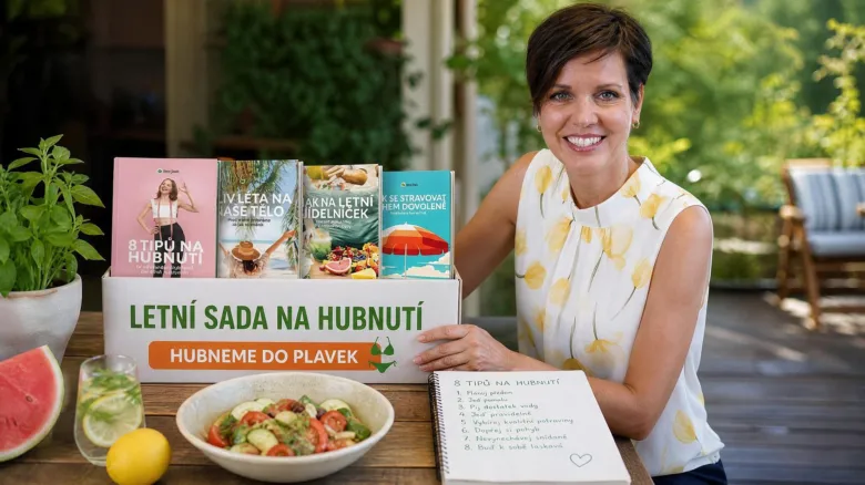 Žena představuje sadu knih na hubnutí s čerstvou salátovou mísou.