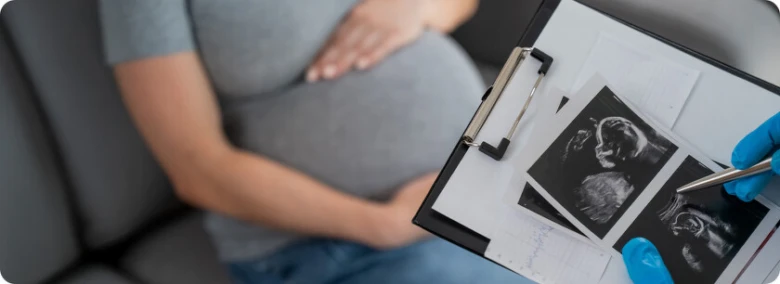 Těhotná žena s ultrazvukem při vyšetření krvácení