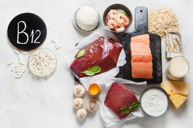 Různé potraviny bohaté na vitamín B12, včetně masa a ryb.