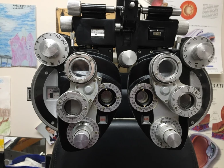 Fotografie zařízení pro zkoumání zraku používaného při diagnostice astigmatizmu.