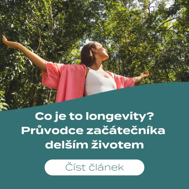Žena stojí v lese s rukama rozevřenýma k obloze.
