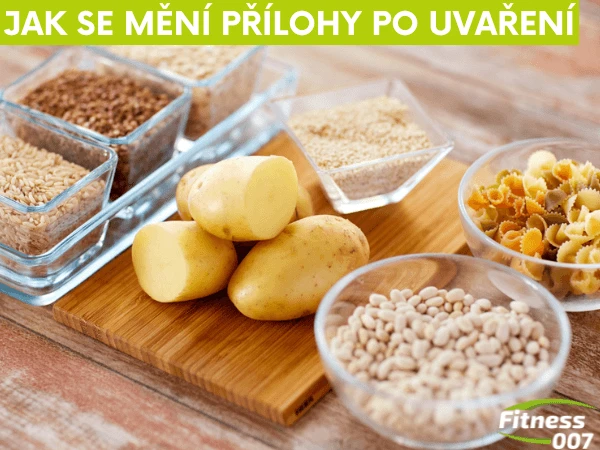 Nevary sacharidy jako brambory a fazole na dřevěném prknu.