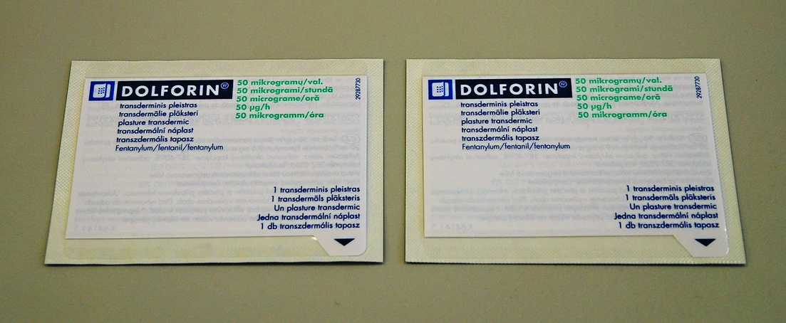 Dva balíčky léku Dolforin s fentanyle pro léčbu bolesti.