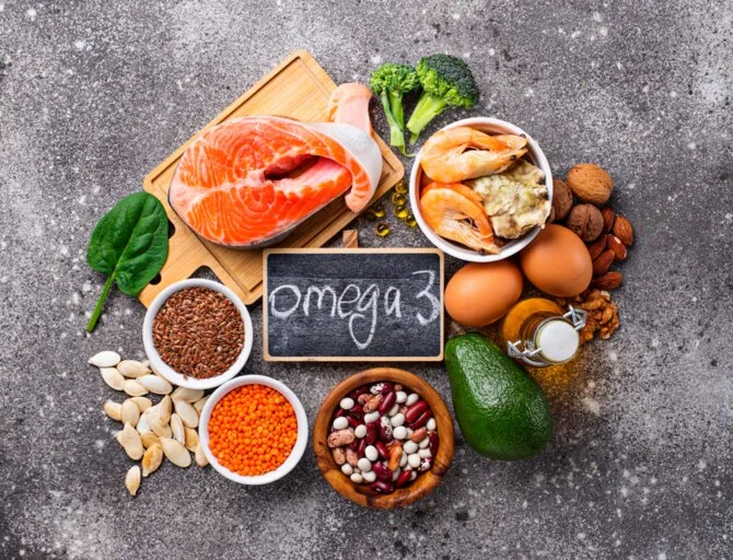 Různé zdroje omega-3 jako losos, vaječná skořápka a oříšky.