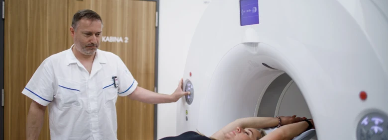 Lékař nastavuje magnetickou rezonanci pro vyšetření pacienta.