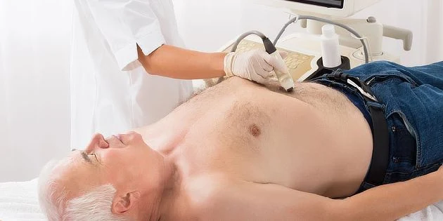 Ultrazvukové vyšetření břicha u muže pro diagnostiku aneuryzmatu.