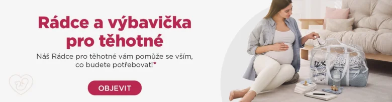 Těhotná žena balí batoh s potřebami pro novorozence.