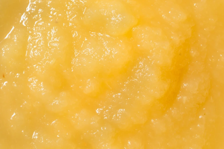 Žlutá kaše s viditelnou texturou vhodná pro dietu.
