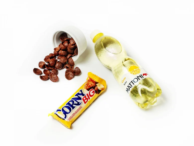 Sladkosti s vysokým obsahem cukru jako cukroví, cereálie a limonáda