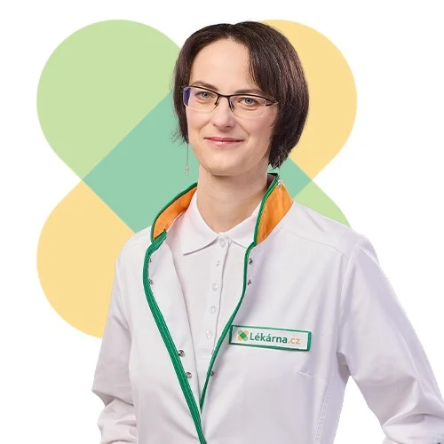 Žena v lékařském plášti s logem lékárny.
